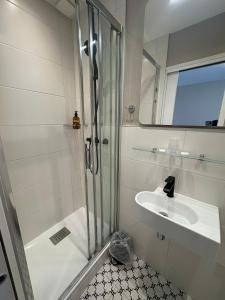 Koupelna v ubytování Hôtel Moderna + 37 fotografií