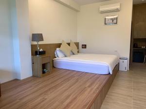 Una cama o camas en una habitación de Jiang's B&B 江院子庭園民宿