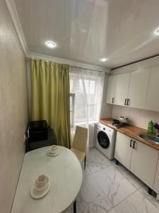 Η κουζίνα ή μικρή κουζίνα στο Уютные апартаменты на площади Аль-Фараби-SHYMKENT PLAZA