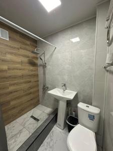 Ένα μπάνιο στο Уютные апартаменты на площади Аль-Фараби-SHYMKENT PLAZA