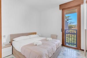 a bedroom with a bed with towels on it at 200mt Lake - Flower Home with Pool & Tennis in Peschiera del Garda