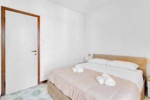 a bedroom with a bed with two towels on it at 200mt Lake - Flower Home with Pool & Tennis in Peschiera del Garda