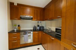 Kuchyň nebo kuchyňský kout v ubytování Geata na Cathrach - Galway Lakeside Apartments