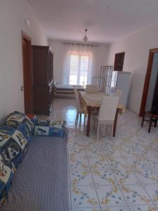 Habitación con mesa, sillas y comedor. en Da Zio Antonio, en Agerola