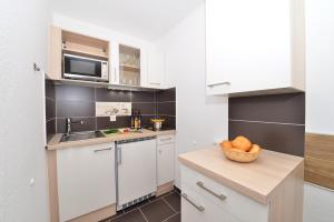 Kuchyňa alebo kuchynka v ubytovaní Familienhotel Kleinwalsertal