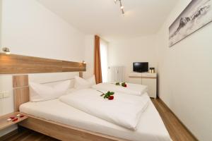 Posteľ alebo postele v izbe v ubytovaní Familienhotel Kleinwalsertal + 37 fotografií