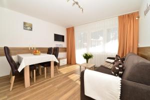 Televízia a/alebo spoločenská miestnosť v ubytovaní Familienhotel Kleinwalsertal