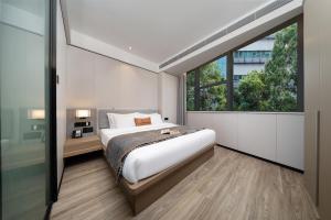 深圳深圳东门壹棠服务公寓的一间带床和大窗户的卧室 更多37张照片