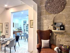 ein Wohnzimmer mit einem Stuhl und einem Tisch in der Unterkunft Casa Birmula Boutique Hotel in Cospicua