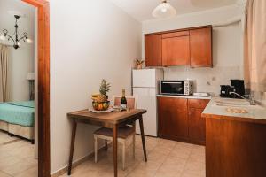 Kuchyň nebo kuchyňský kout v ubytování St Nicholas Tsilivi Apts by "elite"