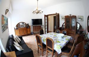 A television and/or entertainment centre at Villa Maremonti - con 3 piscine
