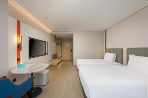 Postel nebo postele na pokoji v ubytování Holiday Inn Express Kunshan Yushan by IHG