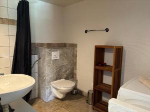 un baño con inodoro y lavabo en CAROLE F3, en Sainte-Lucie de Porto-Vecchio 11 fotos más