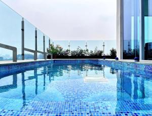 Bazén v ubytování The Purple Horse Hotel 北京紫龙花园酒店 - Beijing Sky Garden Boutique Hotel & Rooftop Infinity Mini Pool - Near Forbidden City, Wangfujing, Tiananmen, Lama Temple - Personalised Tours nebo v jeho okolí