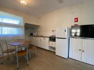Dapur atau dapur kecil di The Captain's Manor on Cook 4