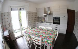 kuchnia ze stołem i krzesłami oraz kuchnia ze stołem i kuchnią w obiekcie Villa Maremonti - con 3 piscine w mieście Sestri Levante