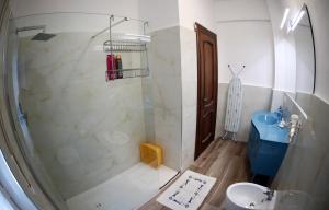A bathroom at Villa Maremonti - con 3 piscine