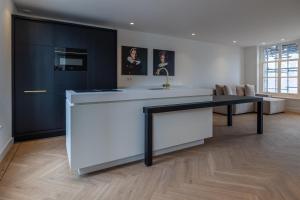a kitchen with a black and white island in a room at De Buitenplaats in Loenen aan de Vecht