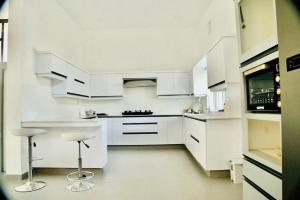 Kuchyň nebo kuchyňský kout v ubytování The Hide Villa