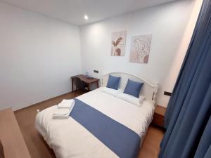 A bed or beds in a room at 蓬莱楠舍清和民宿 蓬莱阁海水浴场店