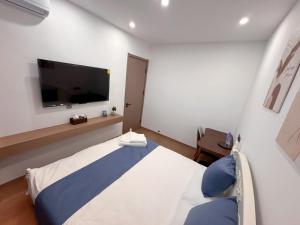 A bed or beds in a room at 蓬莱楠舍清和民宿 蓬莱阁海水浴场店