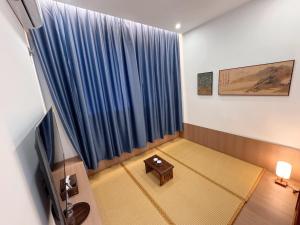 A bed or beds in a room at 蓬莱楠舍清和民宿 蓬莱阁海水浴场店