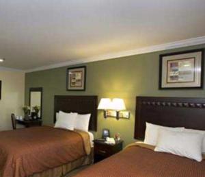 pokój hotelowy z 2 łóżkami i 2 lampami w obiekcie North Bay Inn w mieście San Rafael