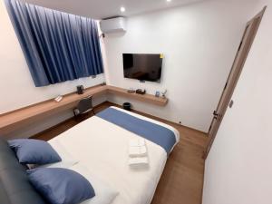 A bed or beds in a room at 蓬莱楠舍清和民宿 蓬莱阁海水浴场店