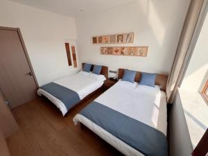 A bed or beds in a room at 蓬莱楠舍清和民宿 蓬莱阁海水浴场店