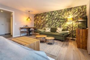 ein Wohnzimmer mit Couch und Tisch in der Unterkunft Badehaus Norderney in Norderney + 31 Fotos