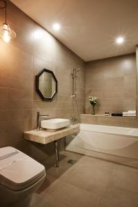 A bathroom at Urban Island Hotel Jeju