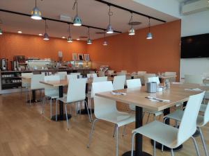 Reštaurácia alebo iné gastronomické zariadenie v ubytovaní Orange Wings Wiener Neustadt