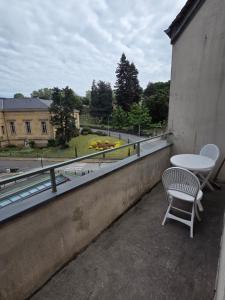 a balcony with a table and chairs and a view at le cocon sarladais, appartement centre ville avec balcon et parking privé in Sarlat-la-Canéda