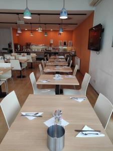 Reštaurácia alebo iné gastronomické zariadenie v ubytovaní Orange Wings Wiener Neustadt