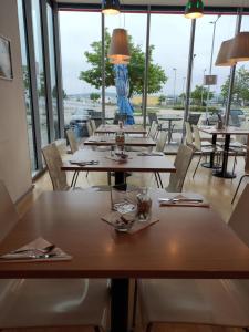 Reštaurácia alebo iné gastronomické zariadenie v ubytovaní Orange Wings Wiener Neustadt