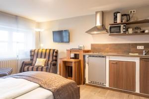 ein Hotelzimmer mit Bett und Küche in der Unterkunft Badehaus Norderney in Norderney