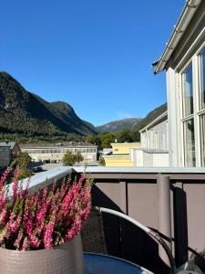 a table and chairs on a balcony with flowers at Leilighet Rjukan sentrum in Rjukan