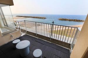 Vista generica sul mare o vista sul mare dall'interno del ryokan