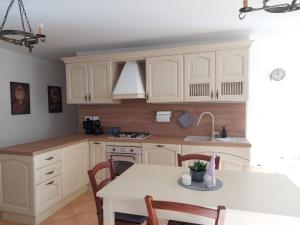 Η κουζίνα ή μικρή κουζίνα στο Appartmento-Wohnung Amblar