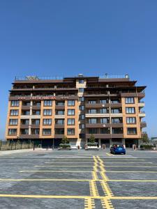 ein Parkplatz vor einem großen Gebäude in der Unterkunft Lago Mare Apartment in Pomorie