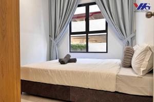 Ένα ή περισσότερα κρεβάτια σε δωμάτιο στο Luxurious 2BDR Free Netflix at KLIA, Arena