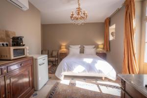 Le Château du Sollier - Charme calme et confort climatisation à 5mn du peage客房内的一张或多张床位