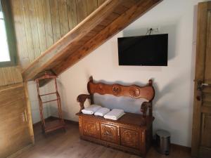 a room with a bed with a tv on the wall at Hostal La Medina de Camponaraya in Camponaraya