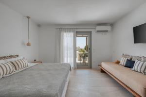 Postel nebo postele na pokoji v ubytování Athera Suites Mykonos + 37 fotografií