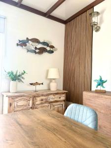 una sala da pranzo con un tavolo e due sedie di Casa Caladero a El Golfo