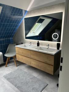 a bathroom with a sink and a mirror at Ferienwohnung Harsefeld in Harsefeld