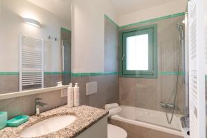 ein Badezimmer mit Waschbecken und Dusche in der Unterkunft Villetta Otis by Wonderful Italy in San Teodoro + 17 Fotos