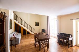un soggiorno con tavolo, sedie e scala di Cattedrale492 a Palermo