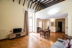 un soggiorno con un divano e un tavolo di Cattedrale492 a Palermo