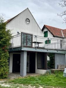 Budova, v ktorej sa dovolenkový dom nachádza